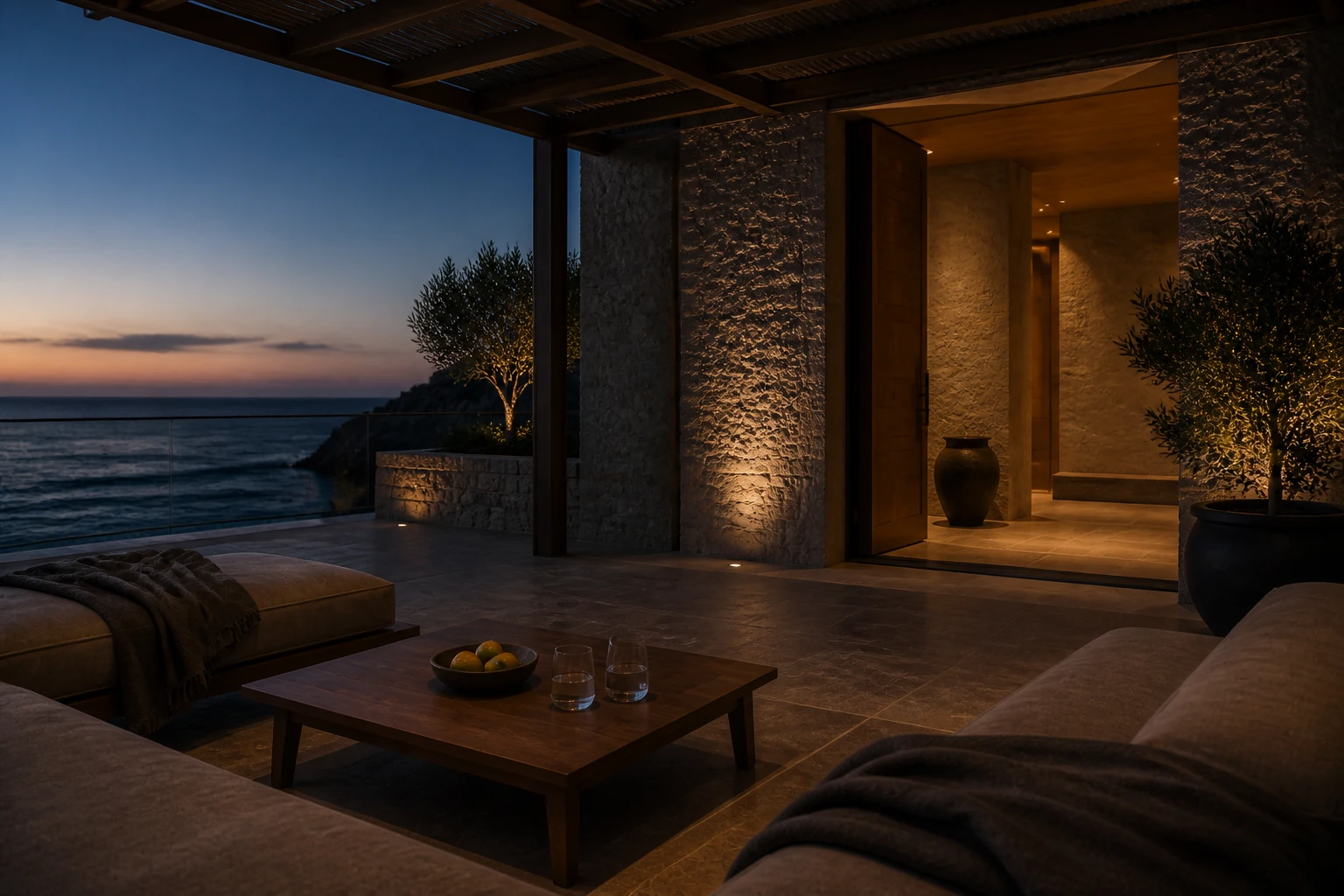 Menschenleere Hotelterrasse am Meer zwischen goldenem Licht und blauer Stunde