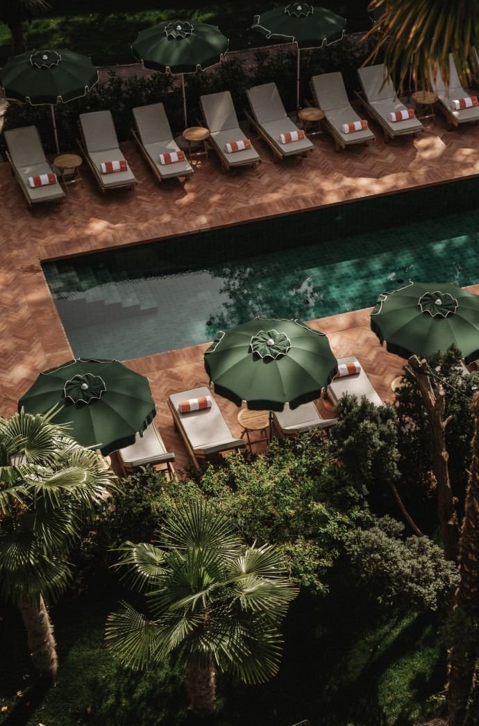 Hotelpool in warmer Abendstimmung als Konzeptbild